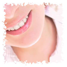 ragazza con sorriso accogliente